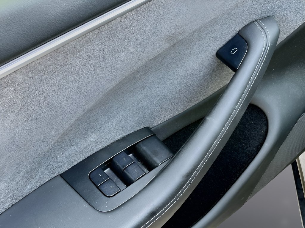 2025 Tesla Model 3 photo 18 of 33