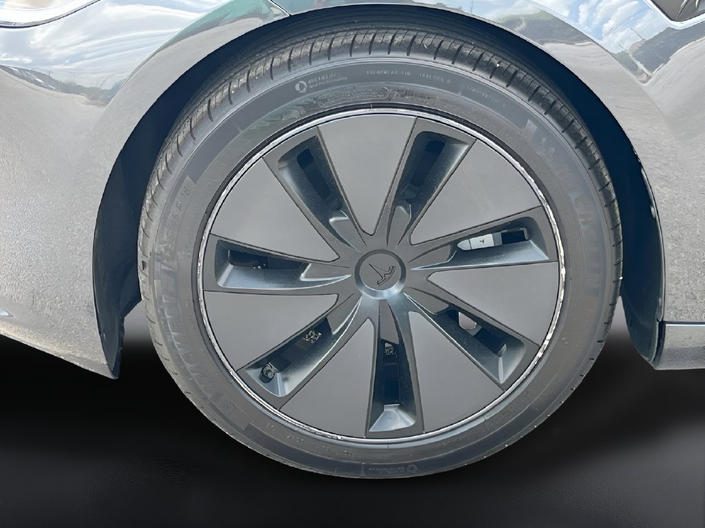 2025 Tesla Model 3 photo 32 of 33