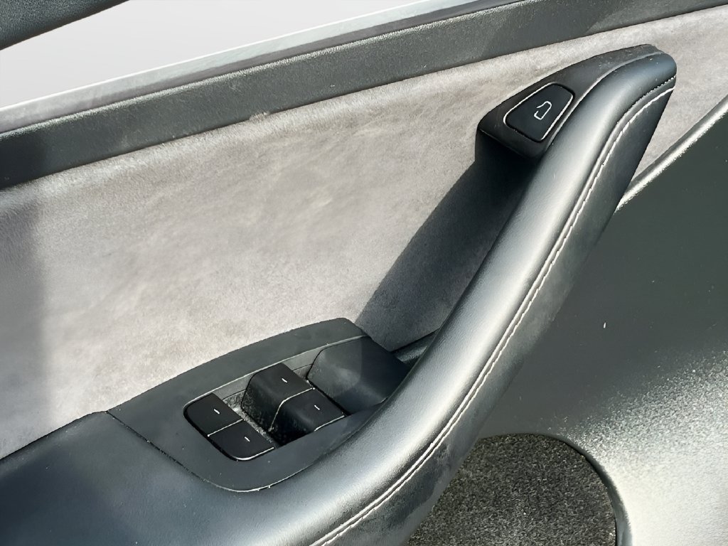 2025 Tesla Model Y photo 18 of 33