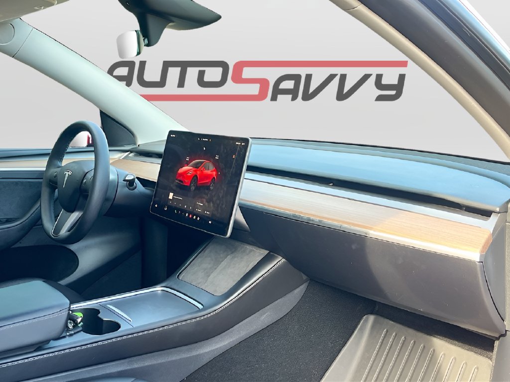 2025 Tesla Model Y photo 30 of 33