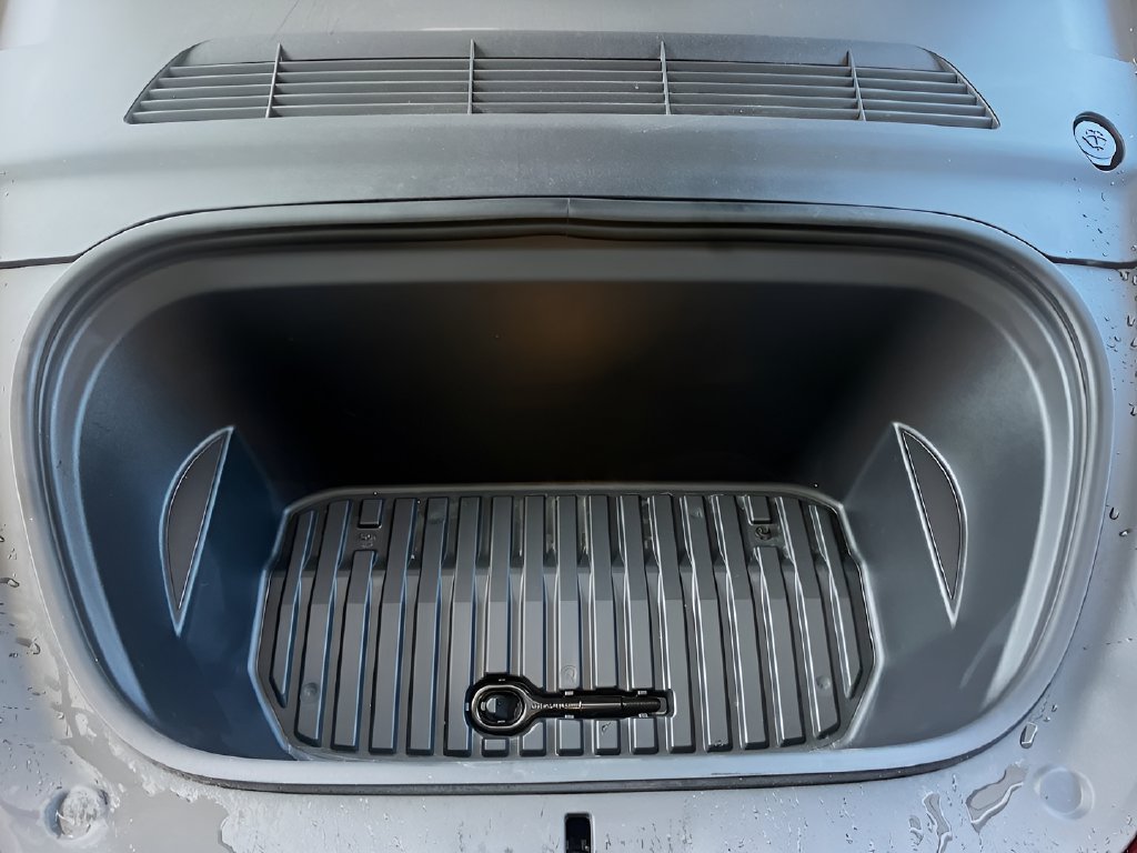 2025 Tesla Model Y photo 31 of 33