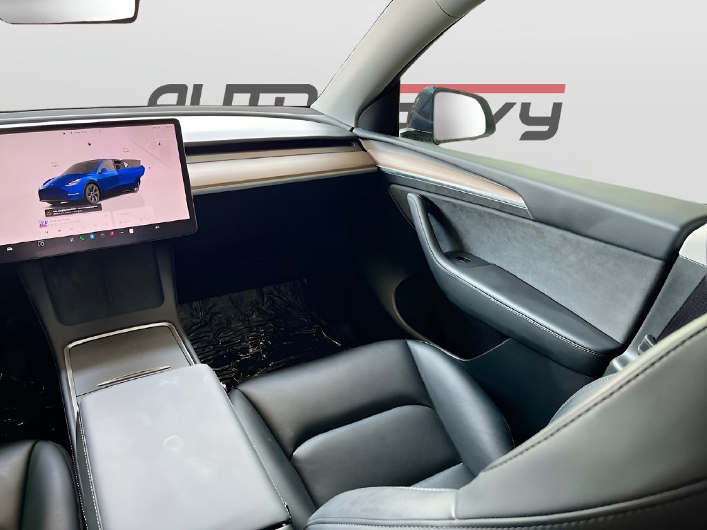 2025 Tesla Model Y photo 24 of 34