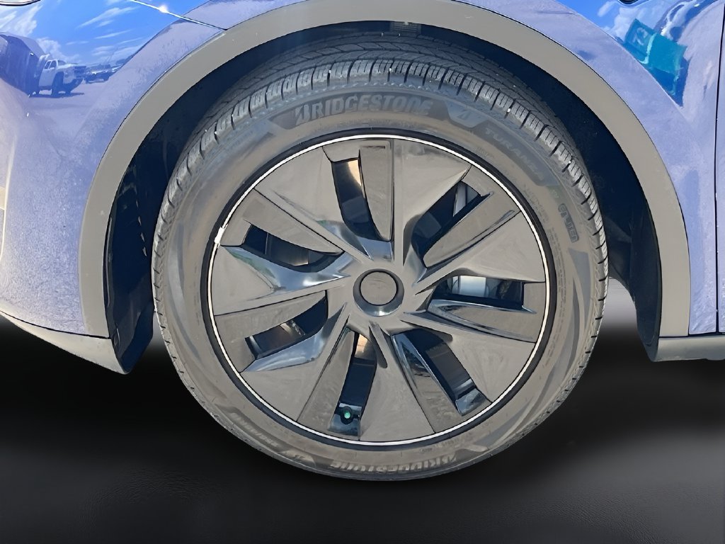 2025 Tesla Model Y photo 31 of 34
