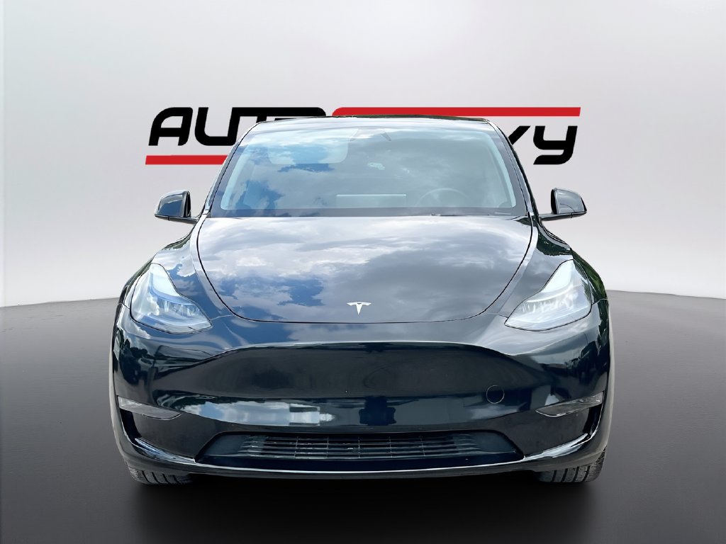 2025 Tesla Model Y photo 2 of 32