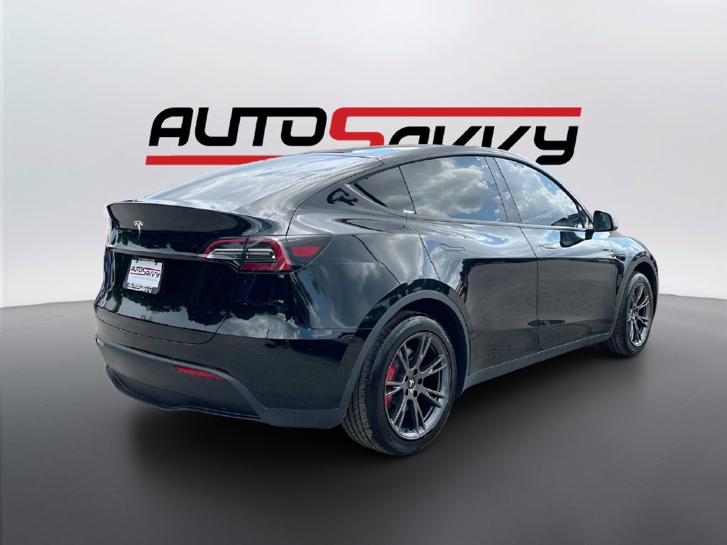2025 Tesla Model Y photo 7 of 32