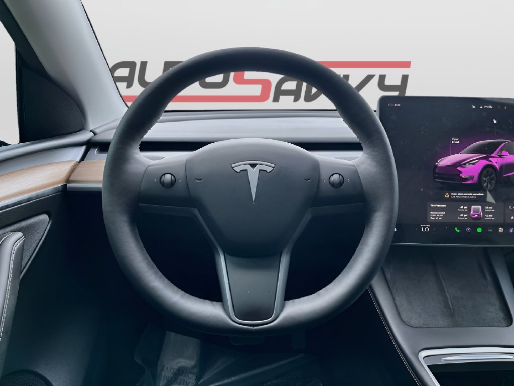 2025 Tesla Model Y photo 11 of 32