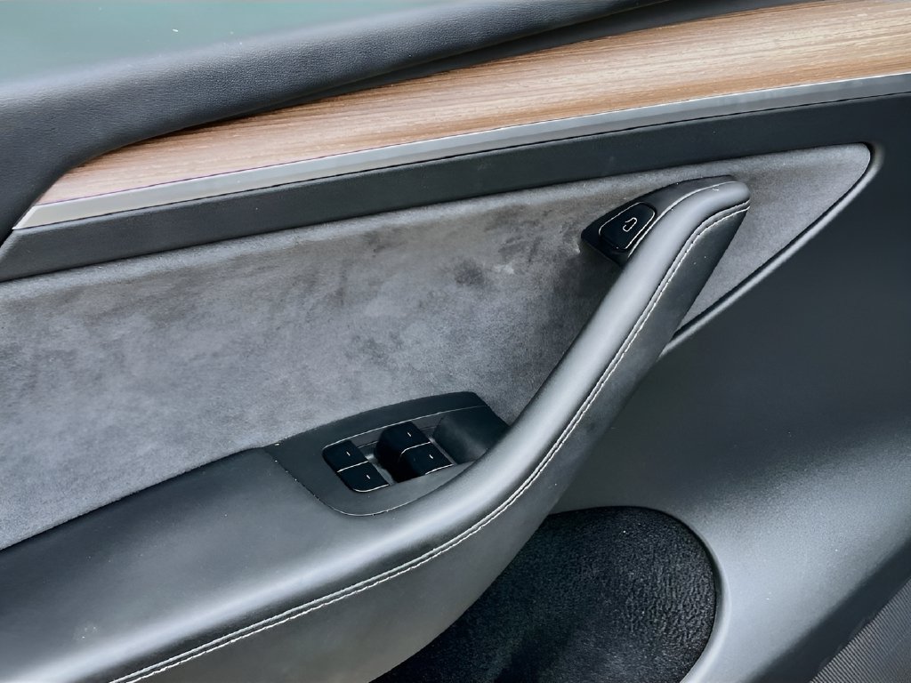 2025 Tesla Model Y photo 18 of 32