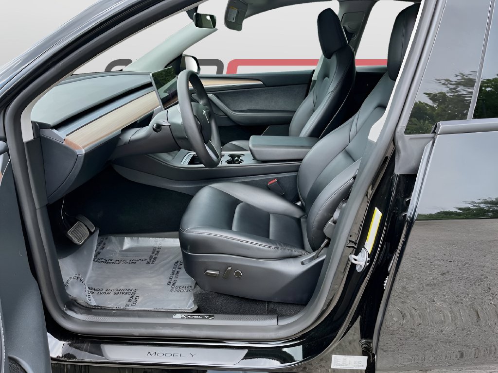 2025 Tesla Model Y photo 21 of 32