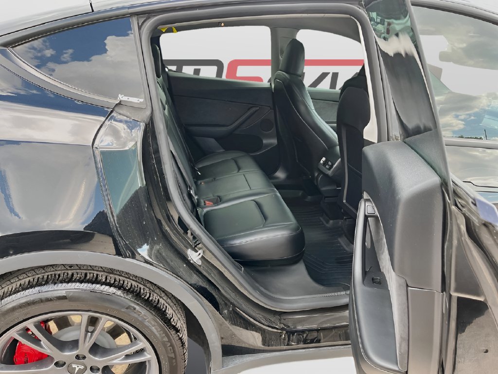 2025 Tesla Model Y photo 27 of 32