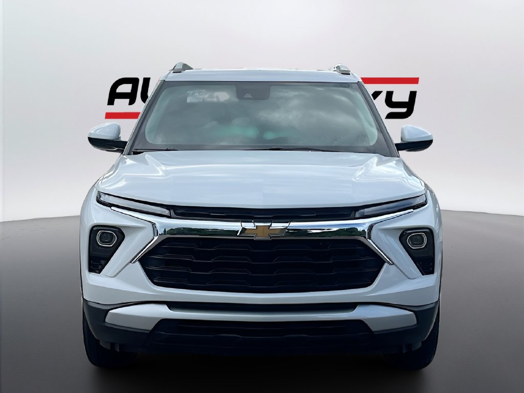 2025 Chevrolet TrailBlazer photo 2 of 30