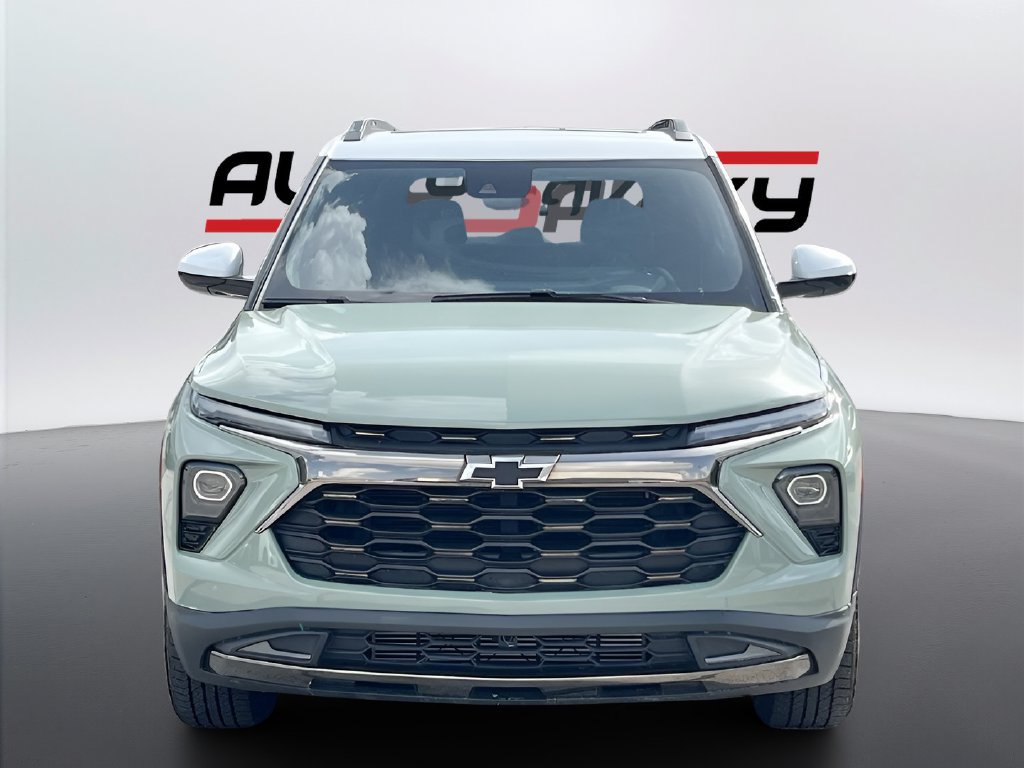 2025 Chevrolet TrailBlazer photo 2 of 32